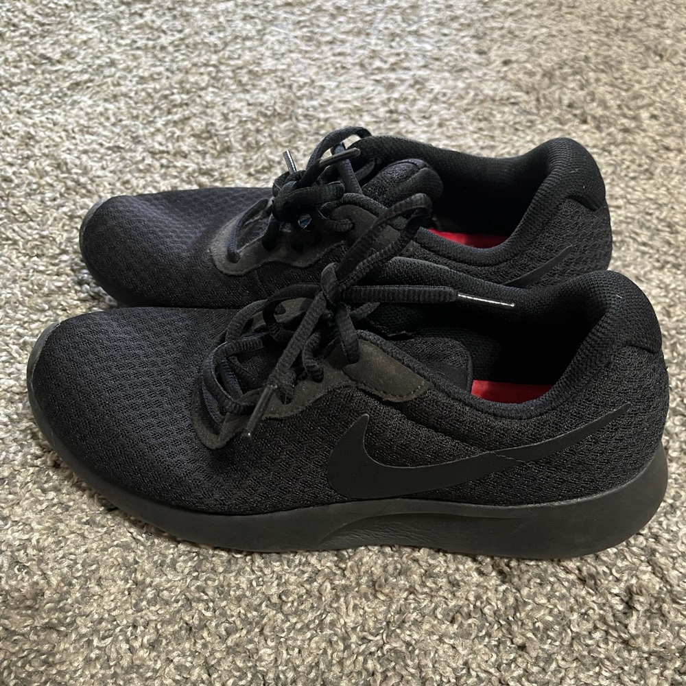 Black Nike shoes. Men size: 6